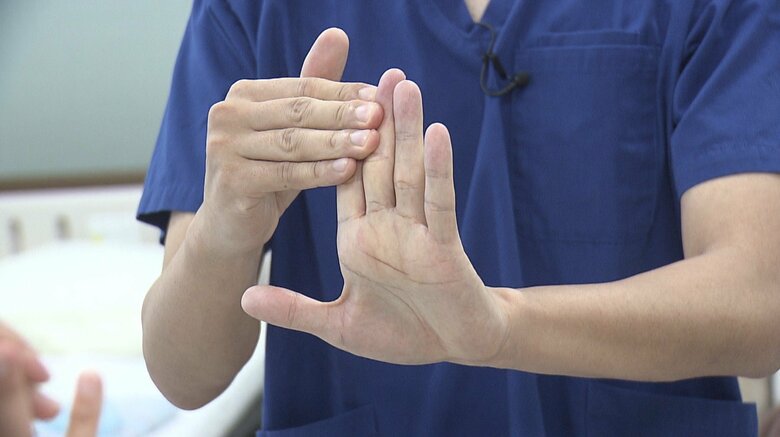 痛くない範囲で10秒ほど手のひらを伸ばす