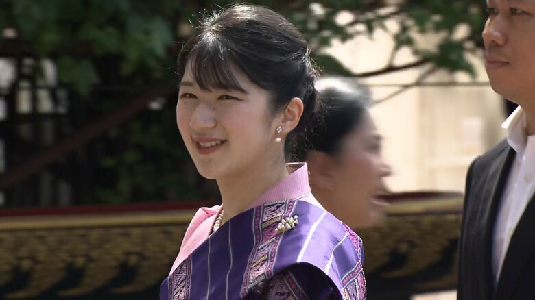 ピンクの民族衣装姿で寺院を訪問された　20日