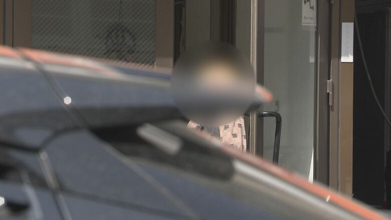 施設に出入りする人の姿も