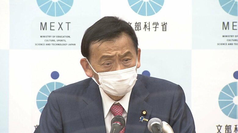 閣議後の記者会見に臨む末松文科大臣（24日午前 文科省）