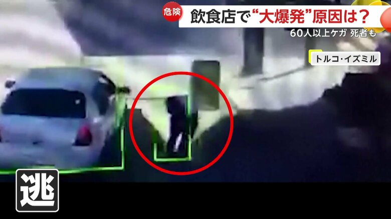 爆発後、がれきから頭を守りながら必死に逃げる人たち