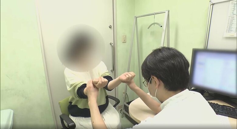 診察に訪れた女性