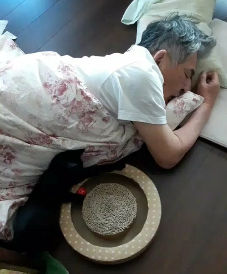 ワクチンの副反応でダウンする父親に寄り添うルルちゃん