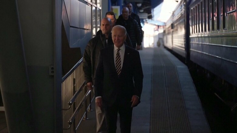 キーウの鉄道駅に到着したバイデン大統領