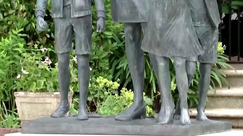 二人が裸足でいるのは「妃のグローバルな活躍」を示しているという