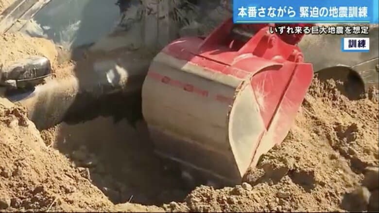 重機を投入し、土砂に埋没した車両を掘り出していく