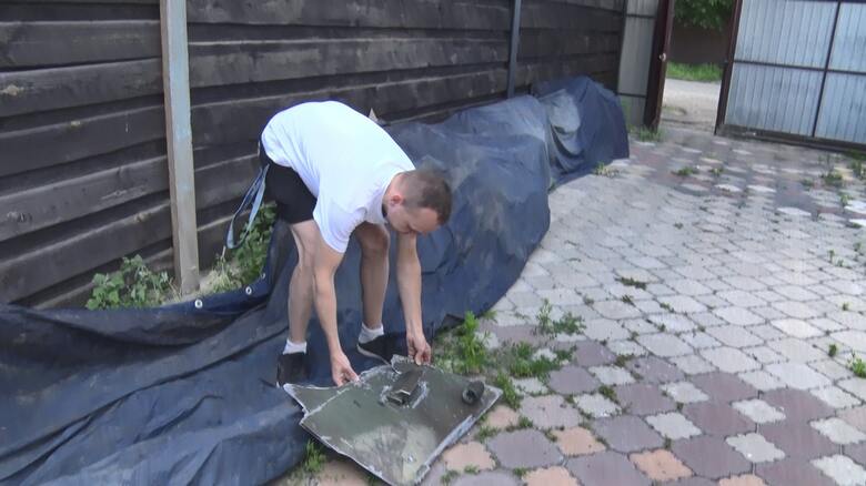 自宅の敷地内には、軍用車両のドアの一部が落下していた