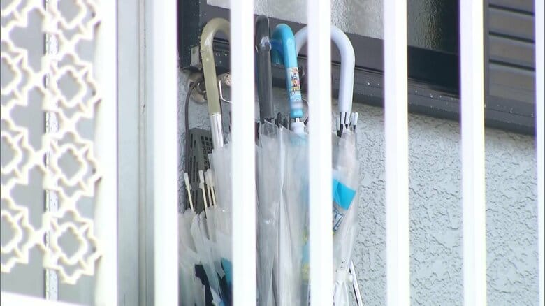 子供用の傘が置かれた現場アパート（横浜市）