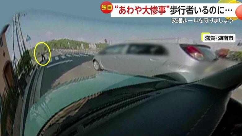 一時停止のルールを完全に無視し、スピードを上げて駆け抜けていった車（5月1日、滋賀・湖南市）