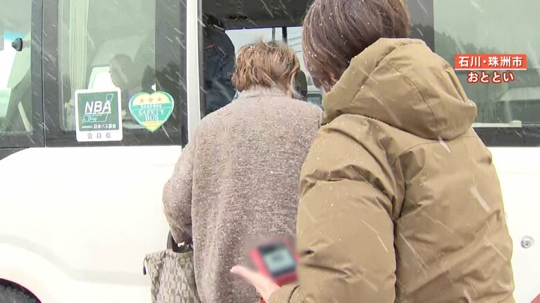 金沢行きのバスに乗り込む人たち