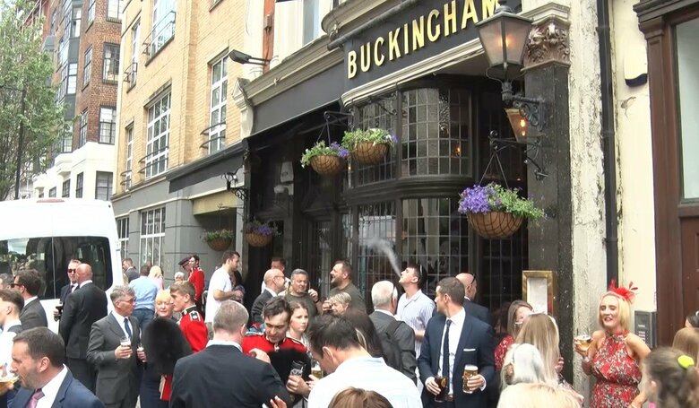 宮殿近くのパブ「バッキンガム」は大盛況