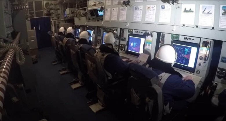 A-50Uの内部　空域の状況を画面で掌握し味方戦闘機などに指示（資料・ロシア国防省公式映像より）