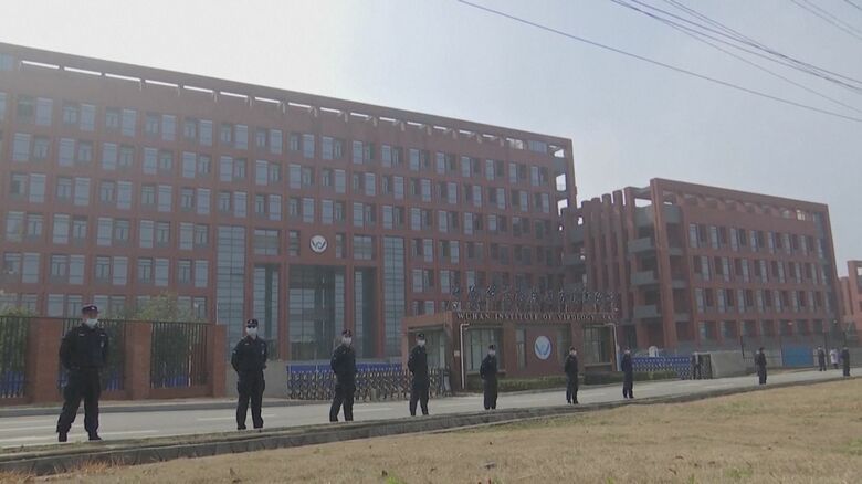 武漢ウイルス研究所の前に立つ警備員（ロイター）