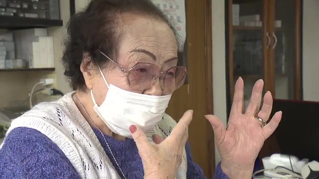 堀野さんは現役の化粧品販売員　ネイルもきれいに