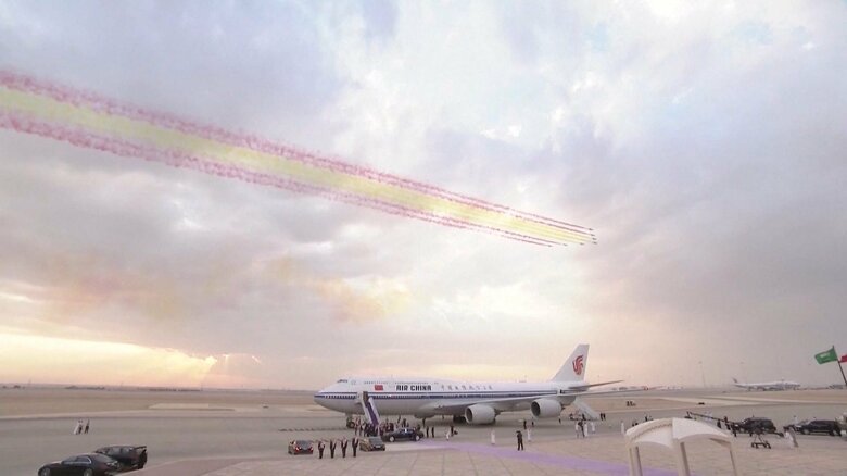 サウジ軍用機が「中国国旗」をイメージしたカラースモークで習氏を歓迎（2022年12月）