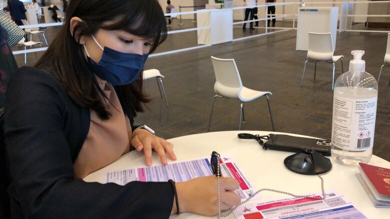 問診表を記入し、看護師のチェックを受ける