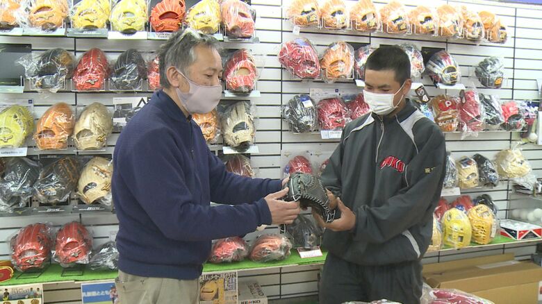 グローブのオーダーメイドを検討中の高校2年・坂口拳士さん（右）