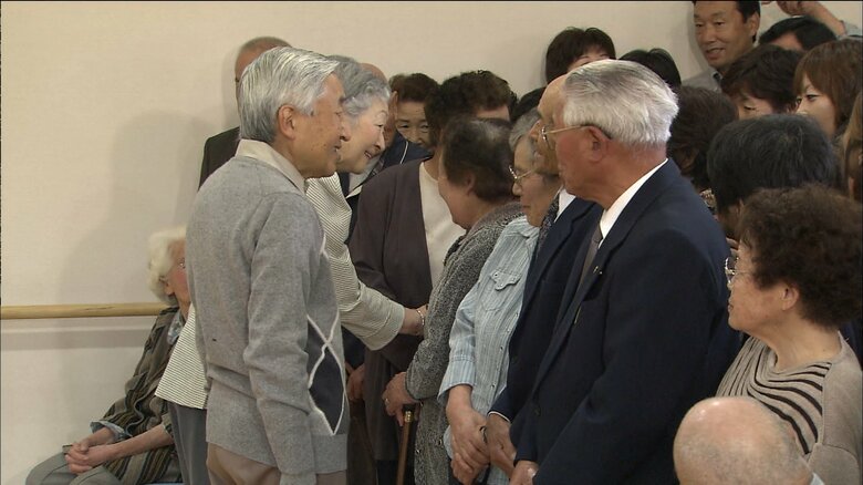 2008年 開拓者と懇談されるご夫妻（大日向開拓記念館）