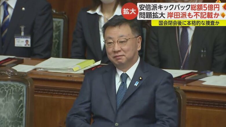 与党の反対多数で不信任案が否決された松野官房長官。深々と一礼した直後の表情