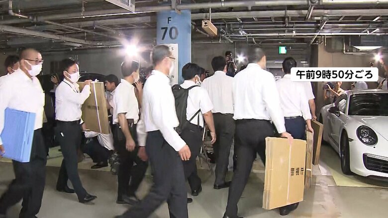 ビッグモーター本社に家宅捜索に入る警視庁と神奈川県警の捜査員（15日午前）