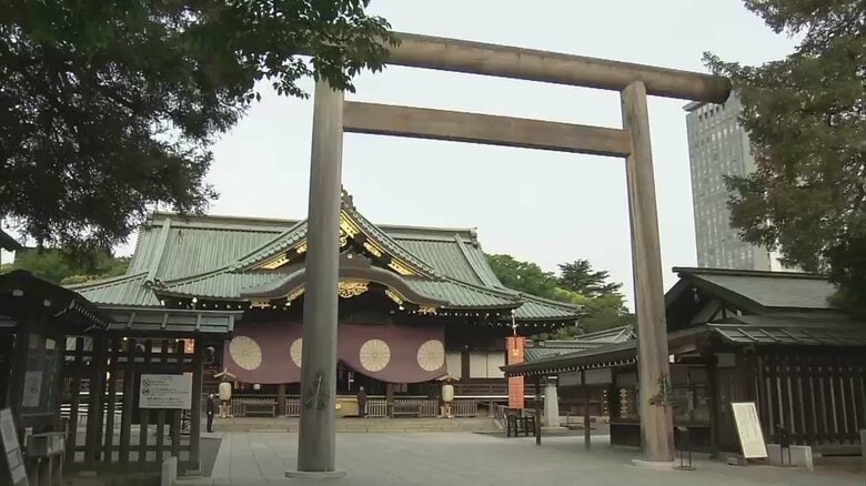 靖国神社を参拝した尾辻氏は戦争の惨禍を繰り返さず、「この平和をしっかりと守る」と語った