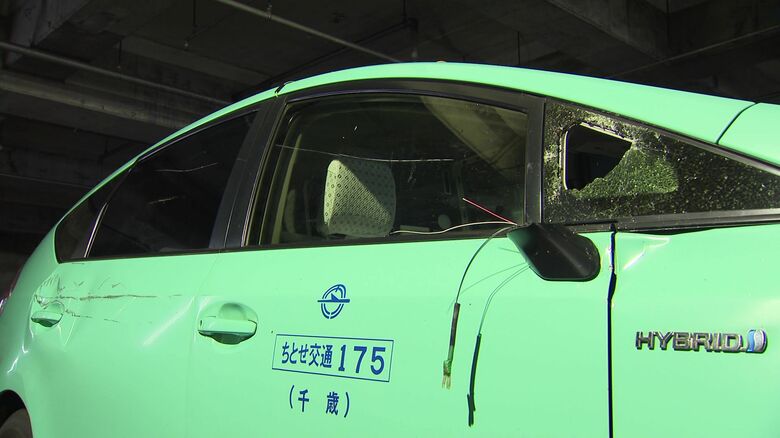 クマと衝突し破損するタクシー