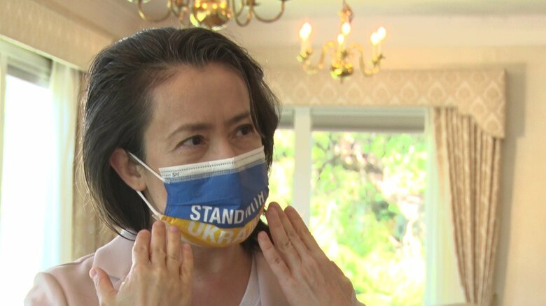 ウクライナカラーのマスクを着用し連帯を示す蕭氏