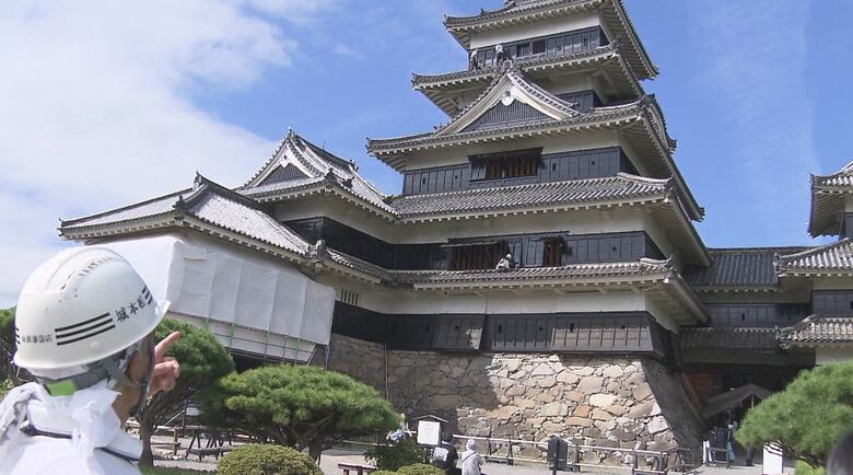 天守の下から指揮をとる碇屋漆器店 2代目・碇屋公章さん