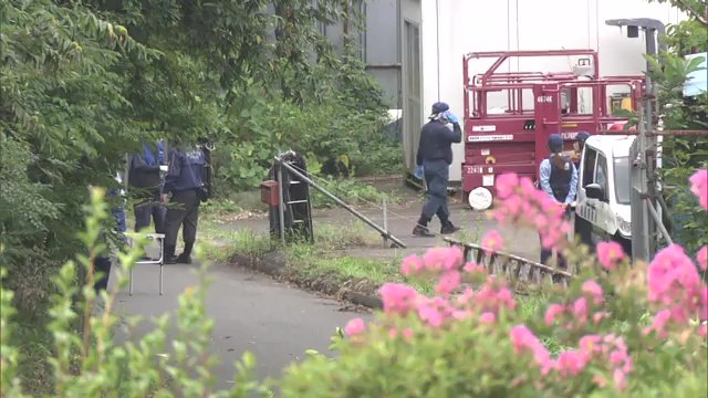 事件翌日　警察の鑑識作業が続く