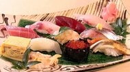 すし店倒産1.4倍超　「ギリギリ」値上げ回避でつまや大葉“半分”に　後継者不足で外国人職人に高まる期待