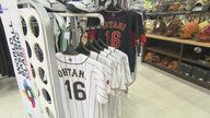 侍ジャパンが中日との壮行試合のため名古屋へ　野球用品店にはグッズ問い合わせ殺到