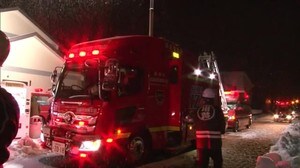 元日に火災相次ぐ 出雲市で1棟全焼 雪の中、懸命の消火活動