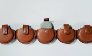 “水切り石”を運ぶためだけのバッグが登場!? 土屋鞄の遊び心と職人技が光るデザインにワクワクする