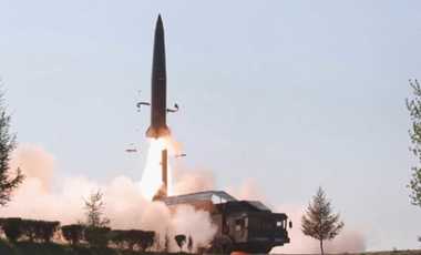 米国防総省が「弾道ミサイル」と断定 北朝鮮メディア発表の画像には“新型兵器”の姿も
