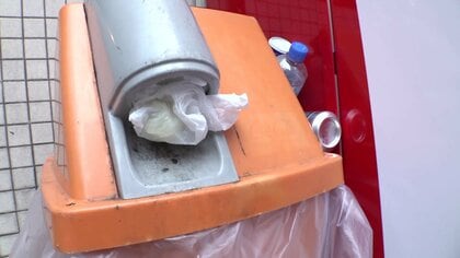 【マナー違反】自販機横の“回収ボックス”周辺に大量のゴミ散乱…外国人観光客「ゴミ箱だと思った」条例で設置義務付ける自治体も