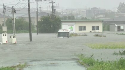 【台風10号の29日ドキュメント】飛行機内に響き渡る悲鳴…強風で着陸時に機体が大きく揺れる　ゆっくりと九州縦断中で各地に被害…河川氾濫で道路“分断”も