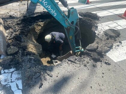 広島・呉市で道路陥没　片側３車線の市道で一時交通規制　道路下のレンガが老朽化で崩落したことが原因か…
