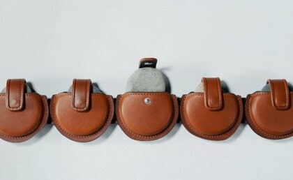 “水切り石”を運ぶためだけのバッグが登場!? 土屋鞄の遊び心と職人技が光るデザインにワクワクする