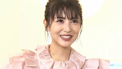 ファンシーなドレス姿の浜辺美波 北村匠海を絶賛！「魅力は2周回って“顔”」なんだか哲学っぽい？