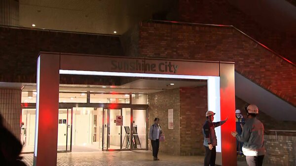 報道陣が集まるサンシャインシティの外観