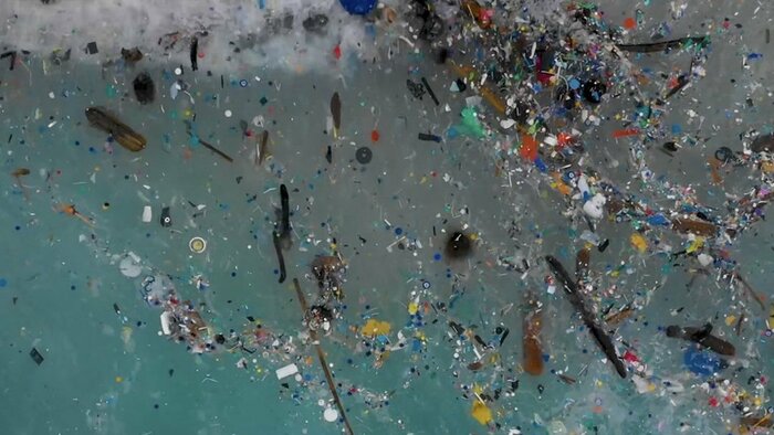 廃棄された洋服の多くは海へ。分解されることなく、小さなプラスチックとして漂い続ける