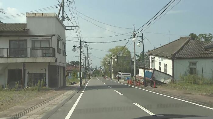 震災の爪痕が手つかずのまま残っている
