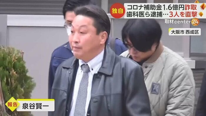大阪府警の捜査員と歩く無職の竹本智一容疑者(47)