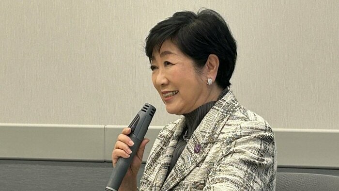 産後ケア議連で、都の少子化対策について講演する小池知事