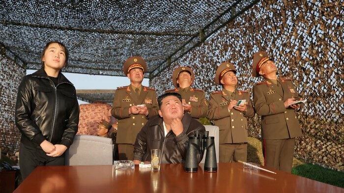 火星-11ラ弾道ミサイルの試射に立ち会う金正恩総書記父娘