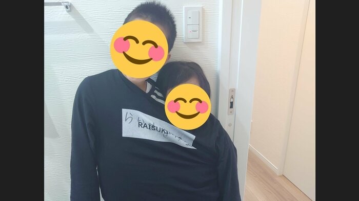 お父さんの寝巻に仲良く入る、長男くんと次女ちゃん
