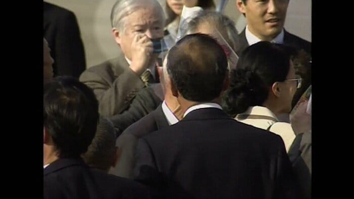 帰国した拉致被害者とその家族を写真に収める横田滋さん（2002年）