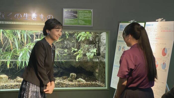 「アクア・トト ぎふ」ではオオサンショウウオの保護活動を行う高校生から説明を聞かれた