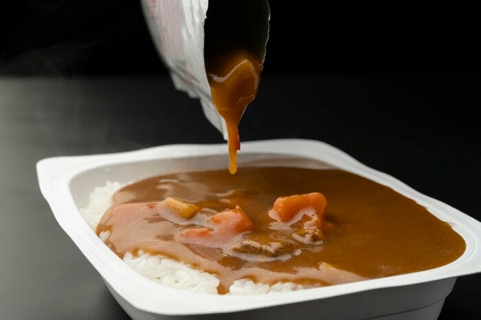レトルト食品も使ったら買うのルーティンで（画像：イメージ）