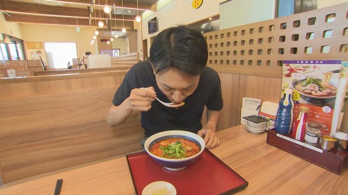 試食する秋末アナウンサー